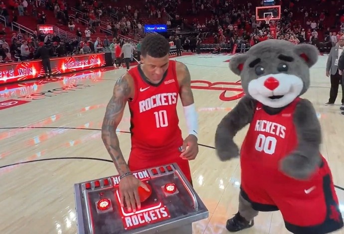 今天终于起飞了！小贾赛后出席主场新仪式 拍下按钮让火箭升空